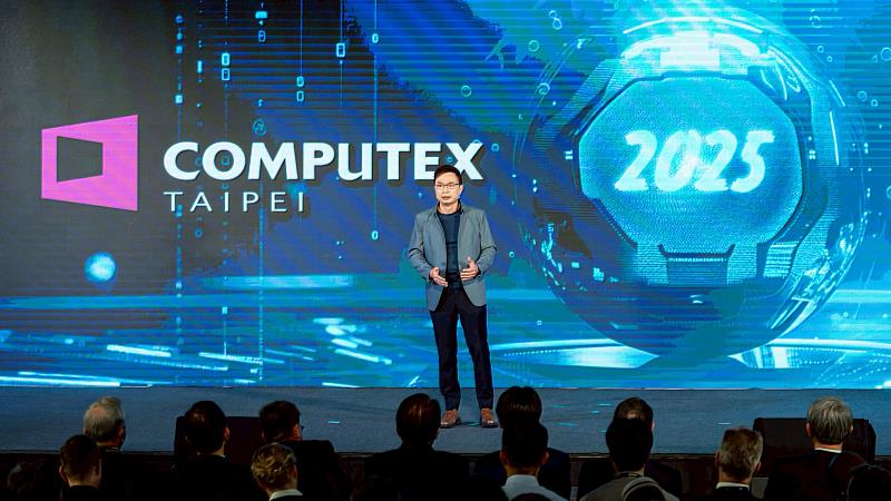 貿協董事長黃志芳在開幕典禮致詞。COMPUTEX 2025為全球領先的AI和新創展覽，以「AI Next」為主軸，涵蓋「智慧運算&機器人」、「次世代科技」及「未來移動」三大主題。(貿協提供)