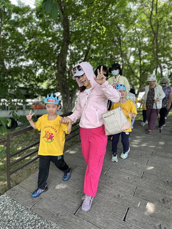 嘉義竹崎衛生所推無菸環境，老幼共乘小火車撿菸蒂-4