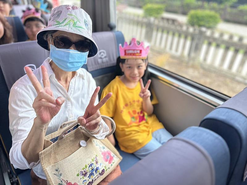 嘉義竹崎衛生所推無菸環境，老幼共乘小火車撿菸蒂-1