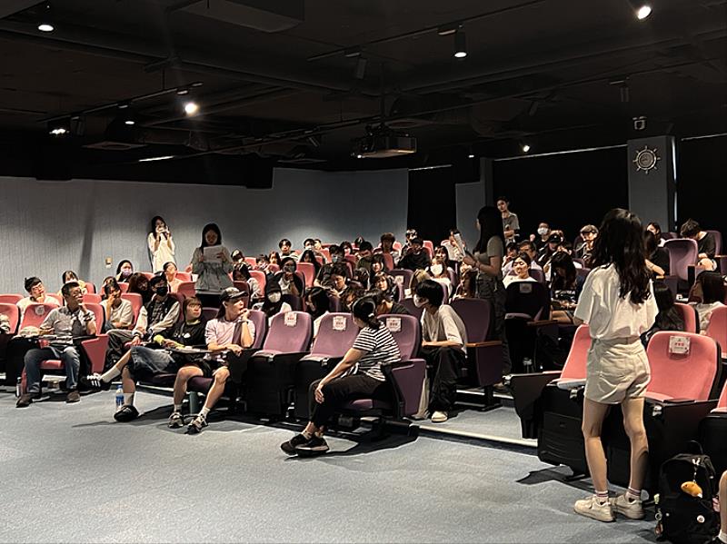 國立高雄科技大學2025主題藝術季「前衛創新」壓軸節目《隱身的X》,於今(21)日下午在楠梓校區圖書館精彩登場,由駐校藝術家、香港知名劇場藝術創作總監余振球親自導演,帶領學生讀劇演出推理小說家陳浩基的改編作品《隱身的X》。《隱身的X》打破傳統舞台界線,引領現場觀眾與演員一同進入懸疑情境,富含互動性質的沉浸式劇場體驗,顛覆了觀演關係的刻板想像。