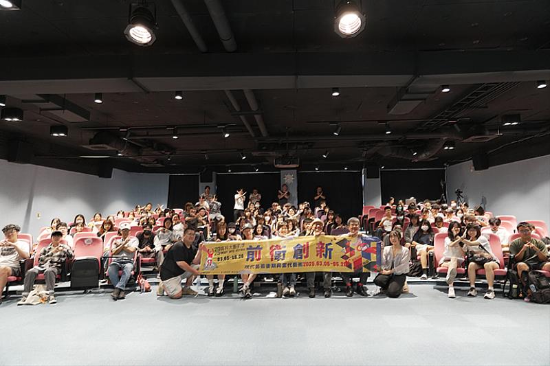 由共同教育學院主辦的2025高科大藝術季壓軸節目《隱身的X》圓滿落幕,高科大校長楊慶煜、駐校藝術家余振球導演以及全體參與師生合影留念。今(21)日演出現場座無虛席,學生熱情參與沉浸式推理劇演出,與演員一同抽絲剝繭、尋找答案、尋找真相。