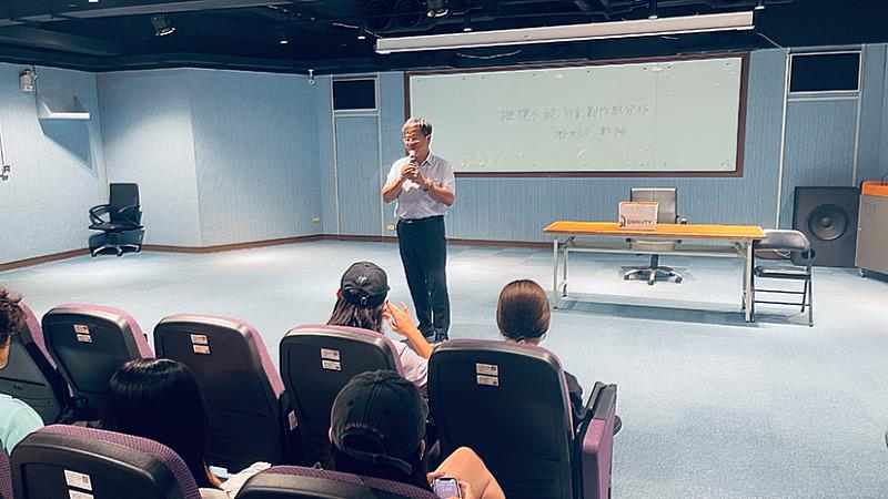 高科大校長楊慶煜於沉浸式推理劇《隱身的X》活動中致詞，勉勵學生積極參與戲劇創作，從中培養表達能力與團隊合作精神，並肯定劇場藝術對學生全人發展的重要性。