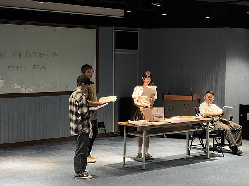 高科大2025年駐校藝術家余振球導演親自指導學生參與沉浸式推理劇《隱身的X》演出。學生透過手持劇本讀台詞、劇本解析、角色塑造、肢體表演與舞台走位等訓練，從劇本解析到最終呈現，深度體驗劇場創作與演出的完整歷程。