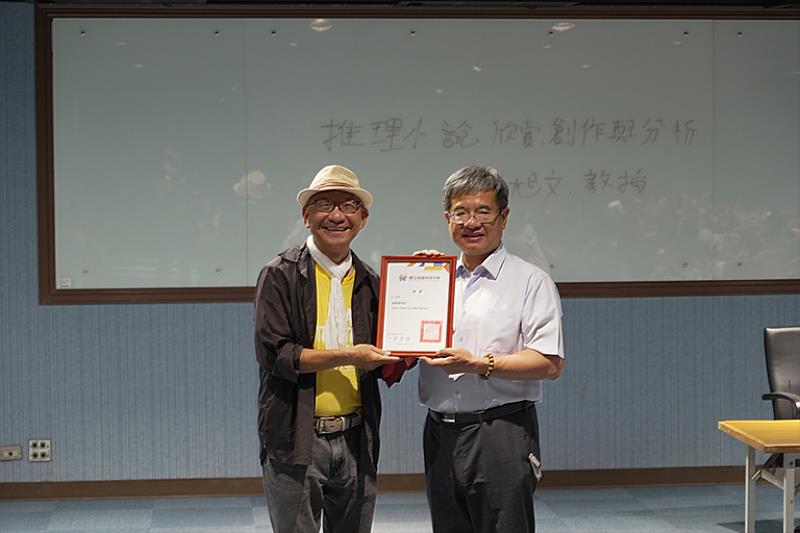 高科大校長楊慶煜(右)頒贈聘書及感謝狀贈給2025年駐校藝術家、香港知名劇場藝術創作總監余振球(左)，感謝他今年為高科大校園注入豐沛藝術能量。