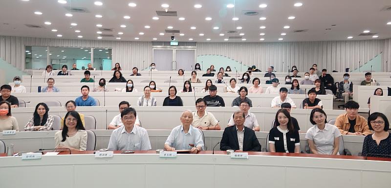 中研院院士曾志朗博士蒞臨佛光大學，發表演講〈科學人看小說與人文零距離〉，現場師生反應熱烈。