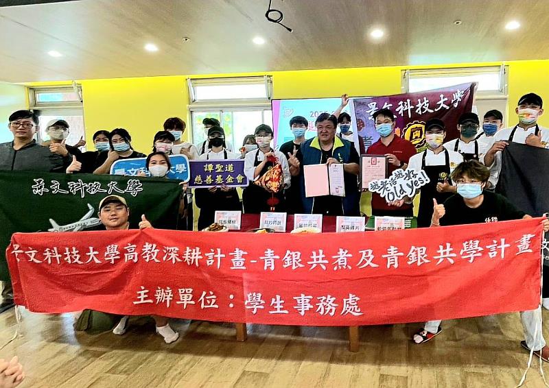 景文科大義廚陪長輩共度安康端午。