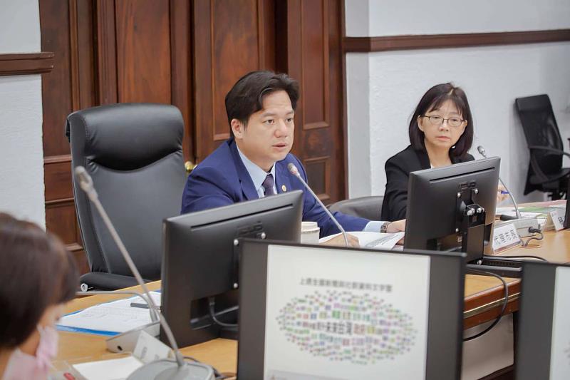 新竹市代理市長邱臣遠於市務會議中指示新竹市警察局加強校園周邊交安保障家長、學生上下課安全。