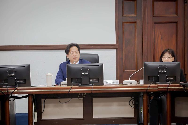 新竹市代理市長邱臣遠於市務會議中指示新竹市警察局加強校園周邊交安保障家長、學生上下課安全。