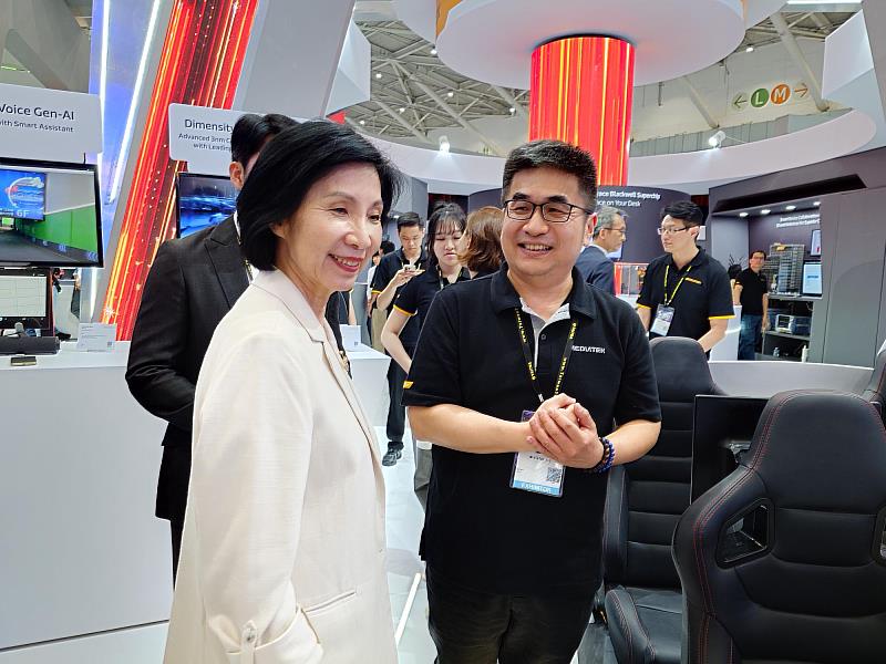 遠傳總經理井琪參觀COMPUTEX,了解AI、下世代通訊等產業應用。