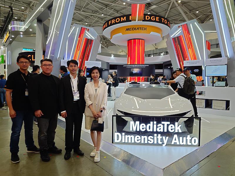 遠傳總經理井琪（右一）、遠傳資訊長胡德民（左二）參觀COMPUTEX。