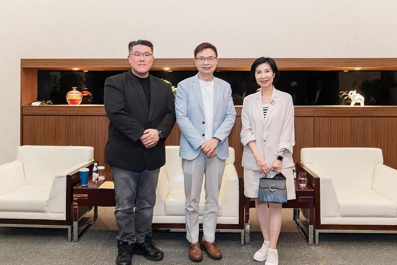 外貿協會董事長黃志芳（中）、遠傳總經理井琪（右）、遠傳資訊長胡德民（左）。
