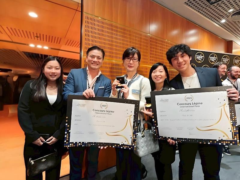 中山醫大校友葉晉毓(左二)於巴黎國際發明展喜奪雙金，會後與家人及駐法大使郝培芝(中)合影。