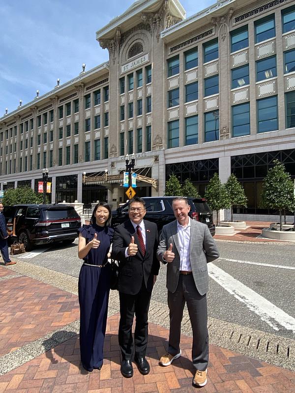 周處長(中)與傑城亞太裔事務委員會主席Elly Liao(左)及其夫婿Robert Warren(右)於市府前合影