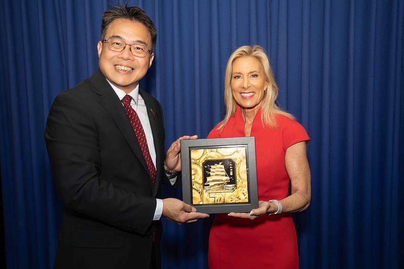 周處長與傑城市長Donna Deegan合影