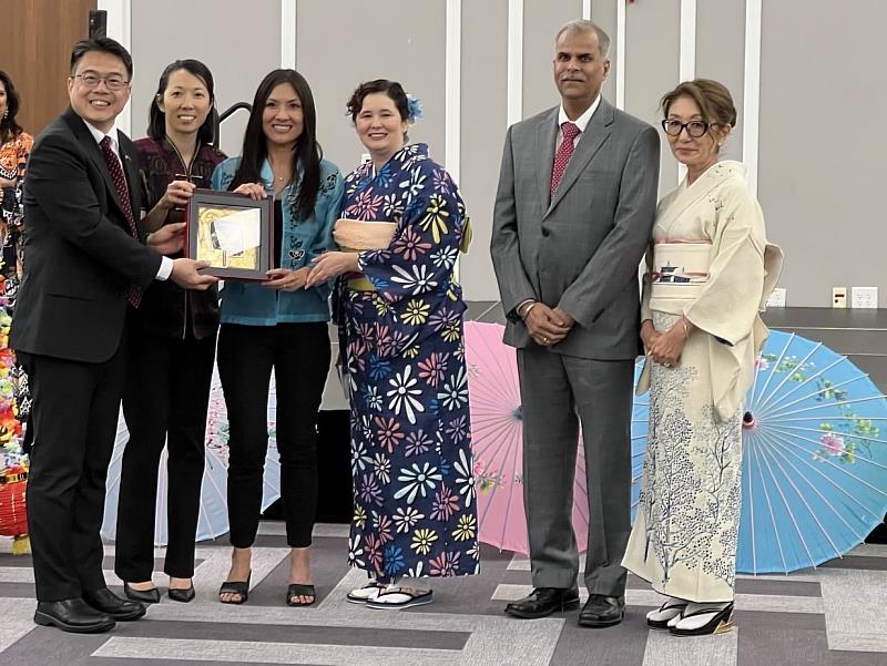 周處長(左一)與傑城亞太裔事務委員會主席Elly Liao(左二)及其他與會人士合影