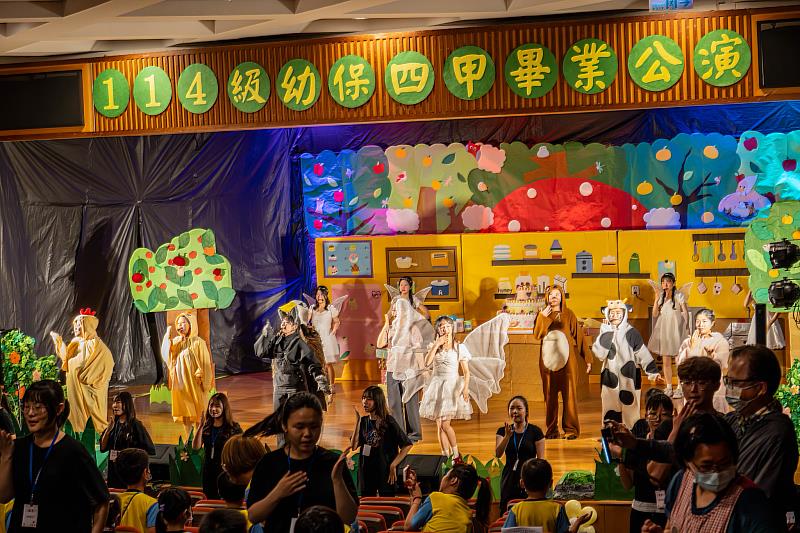 嘉藥幼保系原創兒童劇「森林甜點師」畢業公演現場大小朋友一同手舞足蹈同樂