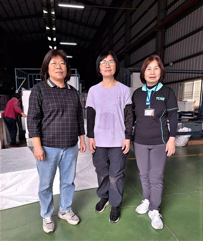 員林就業中心大村臺外展人員（圖右）到場訪視，與涓姐（圖中）及禹泰工業資深入資（左）合影
