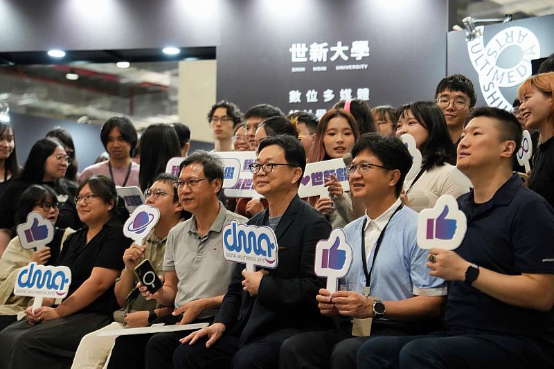 世新數媒系主任與師長現身支持畢展，認為作品展現了學生在創意與技術上的高度成就。（世新大學提供）