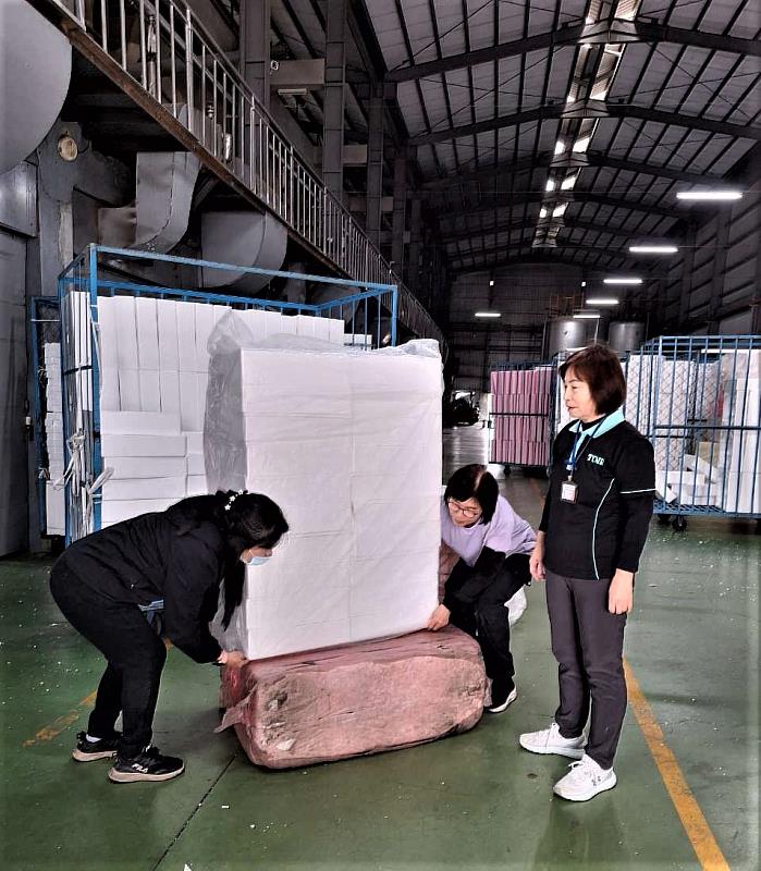 涓姐負責保麗龍製品分類與打包的工作得心應手。
