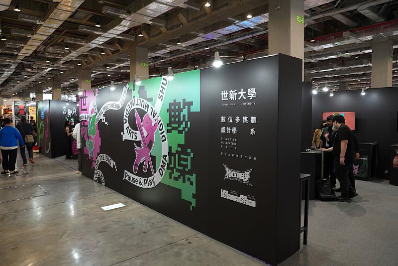 世新大學數位多媒體設計學系110級畢業展《相位轉移 Pause & Play：數碼探險隊，出發》主視覺設計要帶領觀眾進入一場跨越宇宙的想像旅程。（世新大學提供）