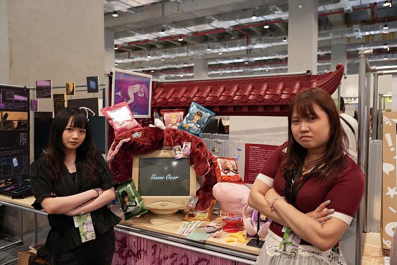 世新圖傳系杜沂芩與張予藍打造的電玩《龍理奈》聚焦情感商品化與容貌焦慮等社會現象。(世新大學提供)