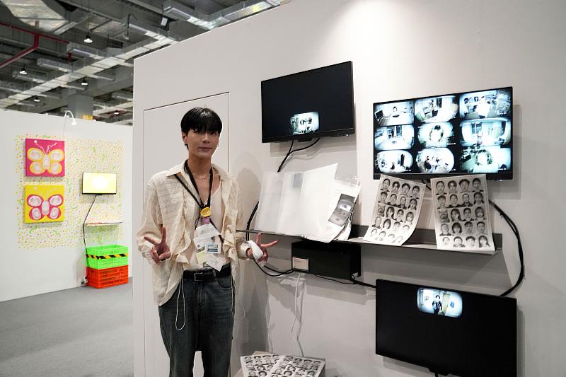 世新圖傳系許哲綸的《綸家会社》透過AI生成圖像與監視器視角,描繪家庭支配、暴力與孤獨等議題。(世新大學提供)