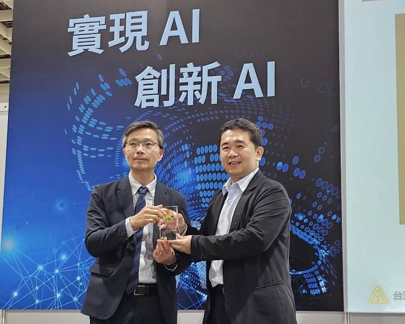元智陳敦裕教授（左）獲「AI Award學術產業化獎」
