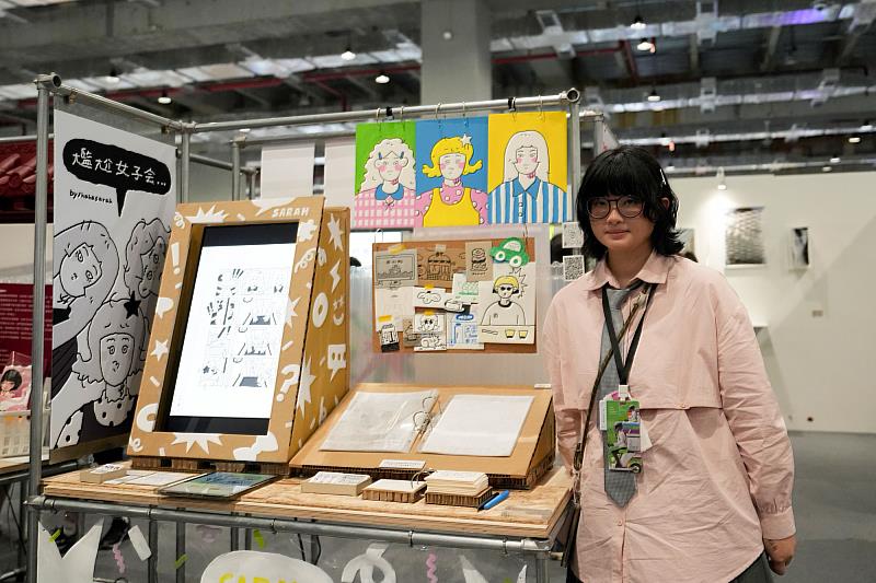 世新圖傳系「sarah」蘇軒以的《尷尬女子會》受到許多網友喜愛。(世新大學提供)
