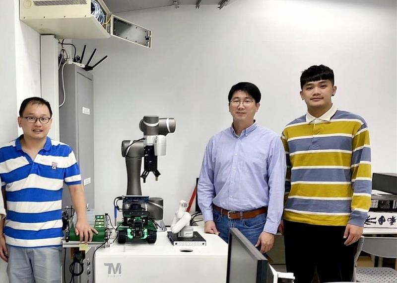 張志豪教授（右二）整合深紅光OLED光源於穿戴式燈帶，用於傷口癒合與新生兒黃疸治療