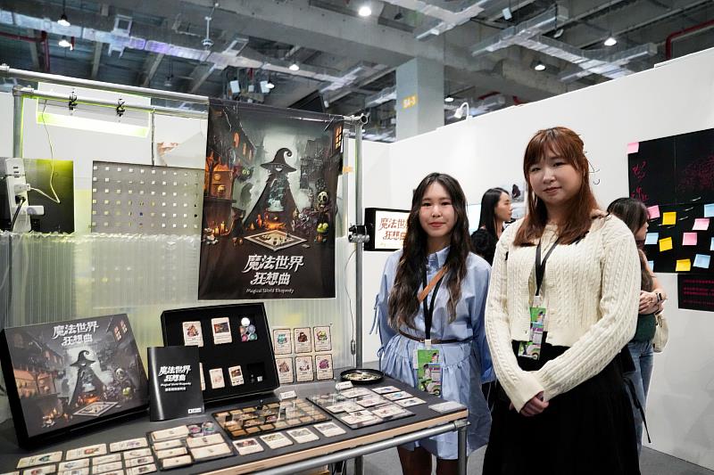 世新圖傳系黃筱晴與廖宥棋的桌遊《魔法世界狂想曲》將行銷策略與奇幻魔法結合。(世新大學提供)