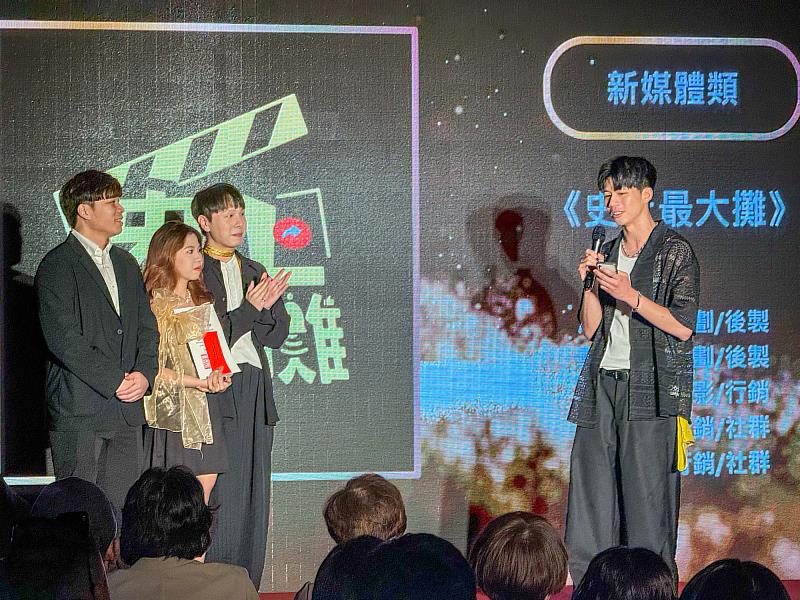 YouTube頻道《史上最大攤》獲傑新獎，企劃、後製周宸宇分享時激動落淚。（世新大學提供）