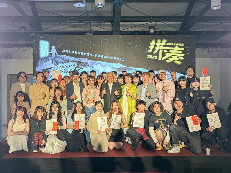 世新廣電系傑新獎各類別得獎者與世新大學校長陳清河等頒獎嘉賓合影。（世新大學提供）