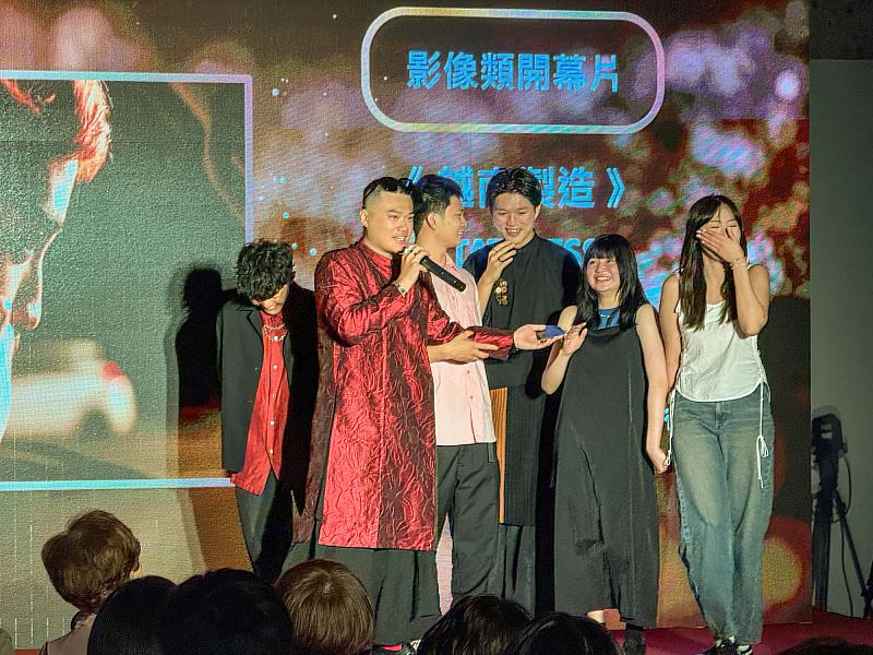 《越南製造》獲頒傑新獎並成為開幕片之一，主創團隊喜極而泣。（世新大學提供）