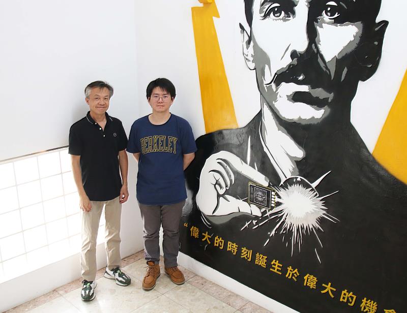 薛宏中教授（左）、博士生許誌恩與成大、國輻中心與臺大團隊合作，論文登頂國際期刊《Advanced Materials》，影響因子27.4，5年影響因子更高達30.2。（圖／淡江大學提供）