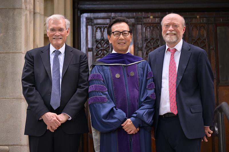 富邦集團董事長蔡明忠榮獲美國喬治城大學（Georgetown University）名譽法學博士學位，蔡明忠與喬治城大學代理校長Robert M. Groves(左一)、法學院院長 William M. Treanor(右一)合影。