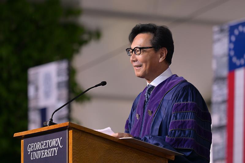 富邦集團董事長蔡明忠榮獲美國喬治城大學（Georgetown University）名譽法學博士學位，並發表校友演說。