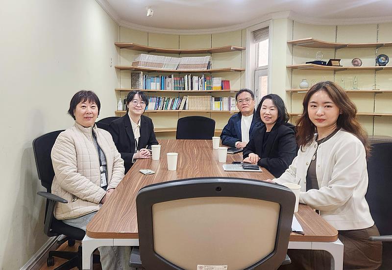 韓文系鄭潤道(左前)率師生拜會慶熙大學國際教育院Lee Myunggwi部長(右中)等。