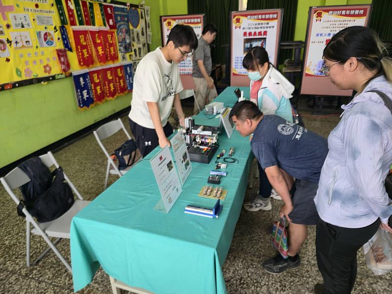 家長與學生觀賞電機系作品