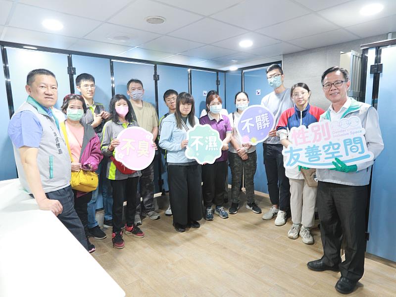 照片03-環保局江盛任局長與公廁清掃人員合照