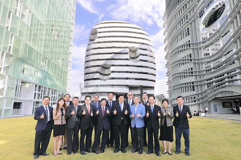洪明奇校長領導的中國醫藥大學菁英幕僚團隊。