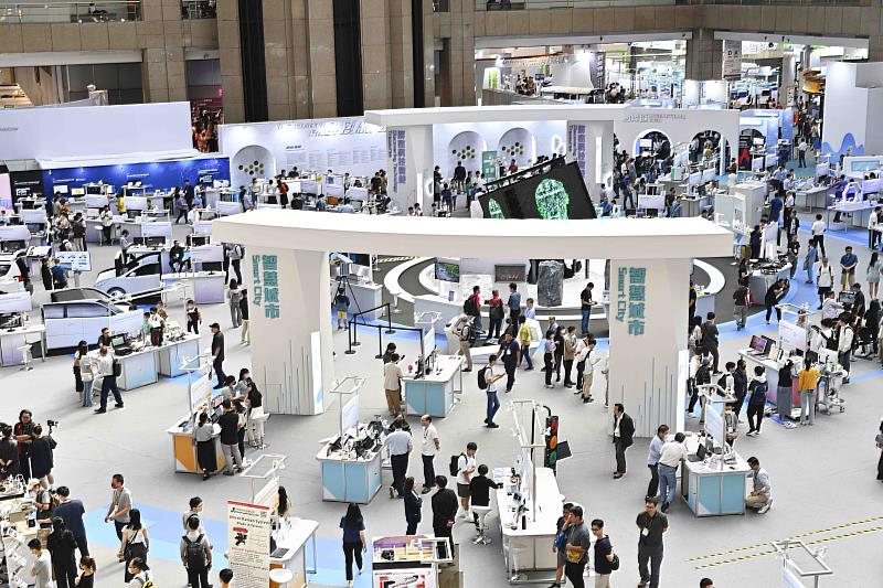 2024年創博會規模再創新高，吸引超過10,000名參觀者、50,000人次進場一睹臺灣的科研成果。(貿協提供)