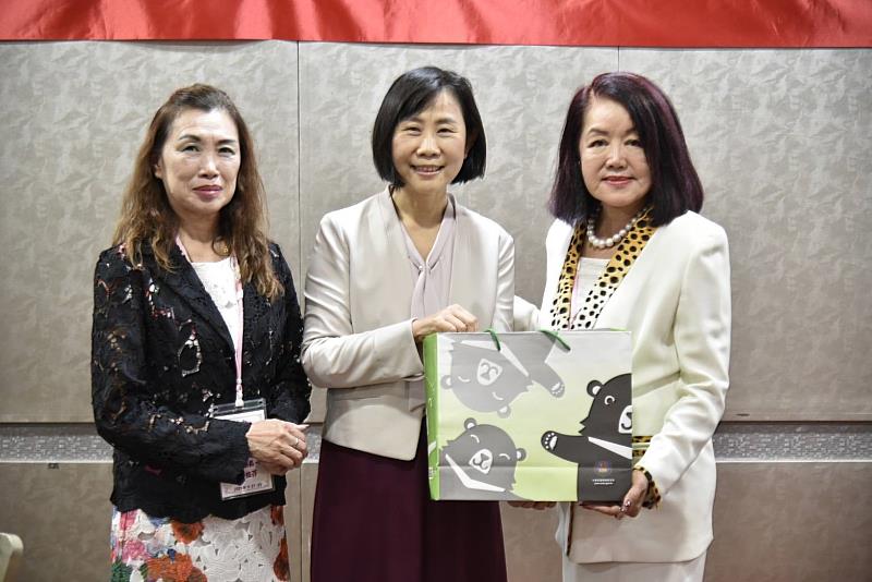榮幼娥代表僑委會致贈紀念品予曾鳳蘭