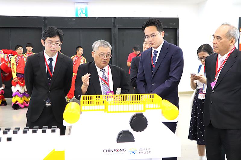 高科大獲經濟部與教育部大力支持,今(2025)年成立「先進材料成形技術中心」,將建置人才實作訓練場域及1600噸大型伺服沖壓成形設備,將在國防軍用、航太、低軌衛星、電動車、軌道交通、大型扣件等領域發揮高值化升級價值。圖為高科大產學長謝其昌(中)向高雄市經發局局長廖泰翔(右)和經濟部產業發展署金屬機電組組長張能凱(左)解說運作原理。