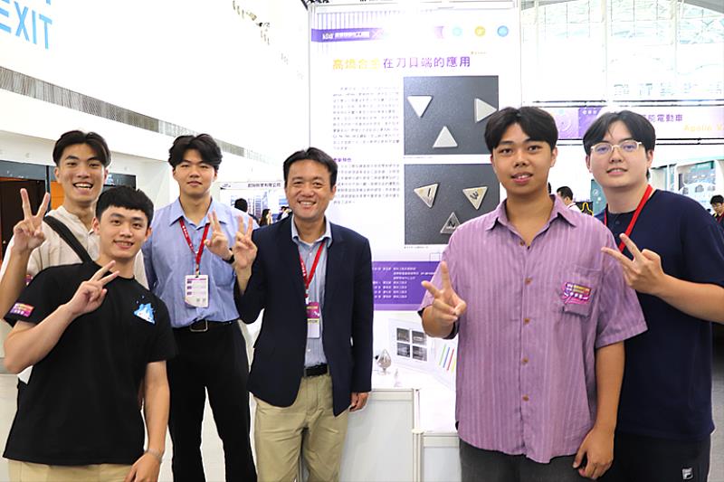 由高科大模具工程系副教授蔡孟修(左四)帶領團隊開發「高熵合金刀具」，採用鋁、鈷、鉻、鎳、鎢等五種元素組成而成，能降低因高溫加工而刀具崩壞的情況，進而減少因大量更換刀具所產生的加工成本，該高熵合金粉已獲取中華民國專利。