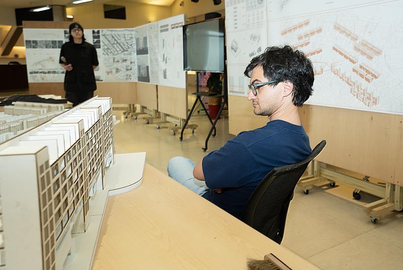 活躍於亞洲建築評論領域的建築評論家亞歷馬諦(Alessandro Martinelli),亦為文化大學景觀學系副教授,今年特別擔任畢業設計評圖評審,為學生的空間規劃提供具國際美學視野的專業建議。