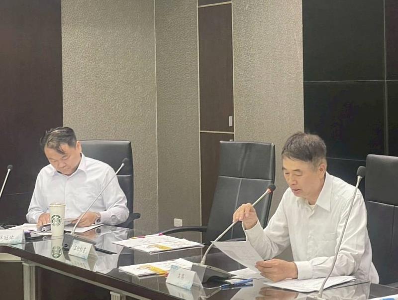 照片左側為林冠佑執業律師，右側為消防局蔡武忠副局長