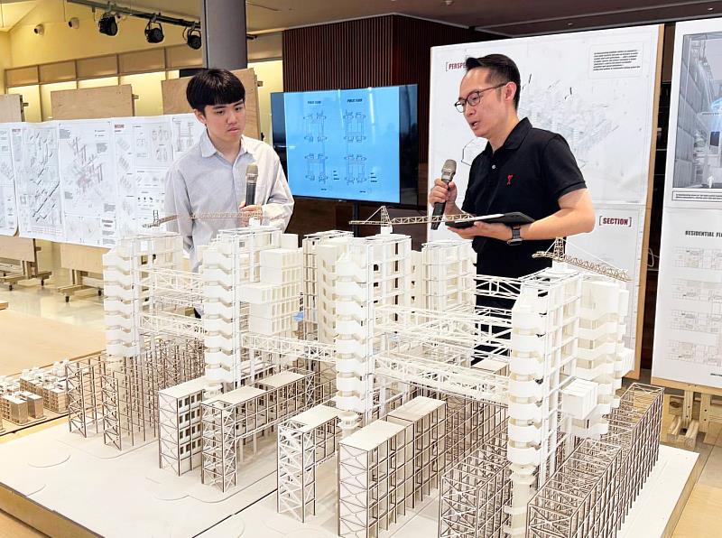 評審老師在聆聽簡報後，逐一給予專業建議，並針對空間表現、設計邏輯、材料運用及基地回應等層面進行深入點評。