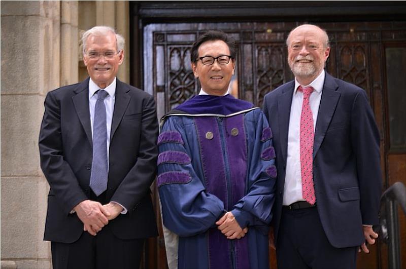 富邦集團董事長蔡明忠榮獲美國喬治城大學(Georgetown University)名譽法學博士學位,蔡明忠與喬治城大學代理校長Robert M. Groves(左一)、法學院院長 William M. Treanor(右一)合影。