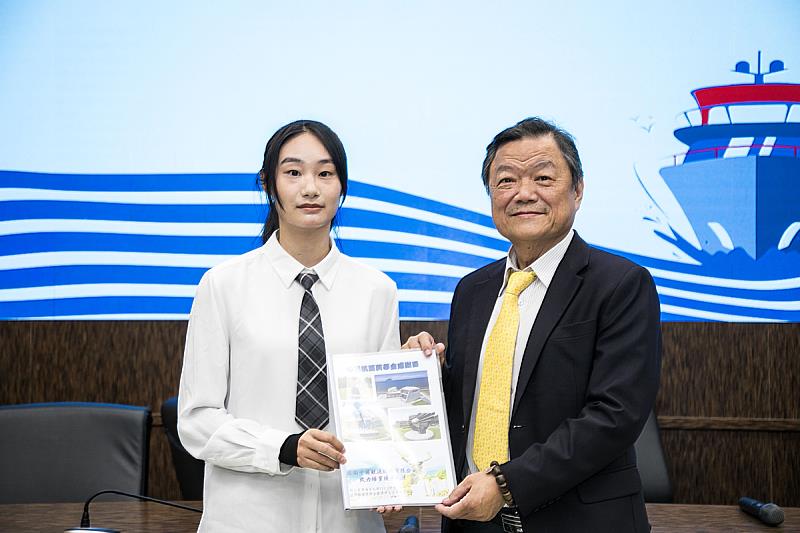 李語綸同學代表獲獎者致贈感謝冊並發表感謝詞