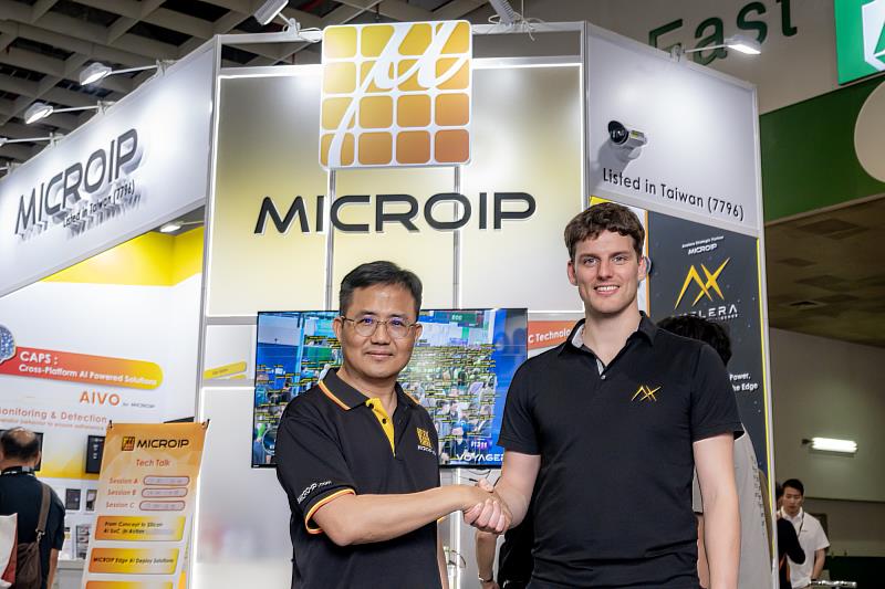 擷發科技宣布與歐洲邊緣 AI 晶片新創公司 Axelera AI 正式建立戰略合作夥伴關係。圖中左為擷發科技業務暨行銷副總經理王俊凱,右為荷蘭人工智慧半導體新創公司 Axelera AI 的 Steven Hunsche。